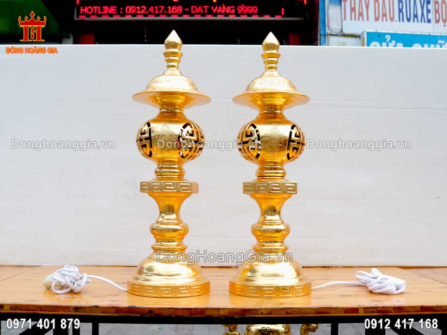 Đôi đèn thờ cúng bằng đồng mạ vàng 24K là dòng đồ thờ cao cấp